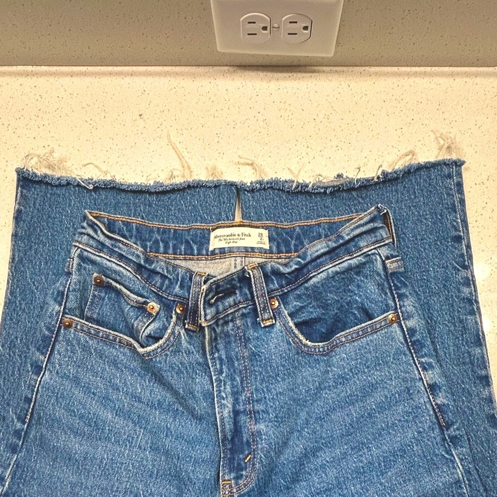 A&F High Rise 90’s Relaxed Jean - Picture 3 of 3